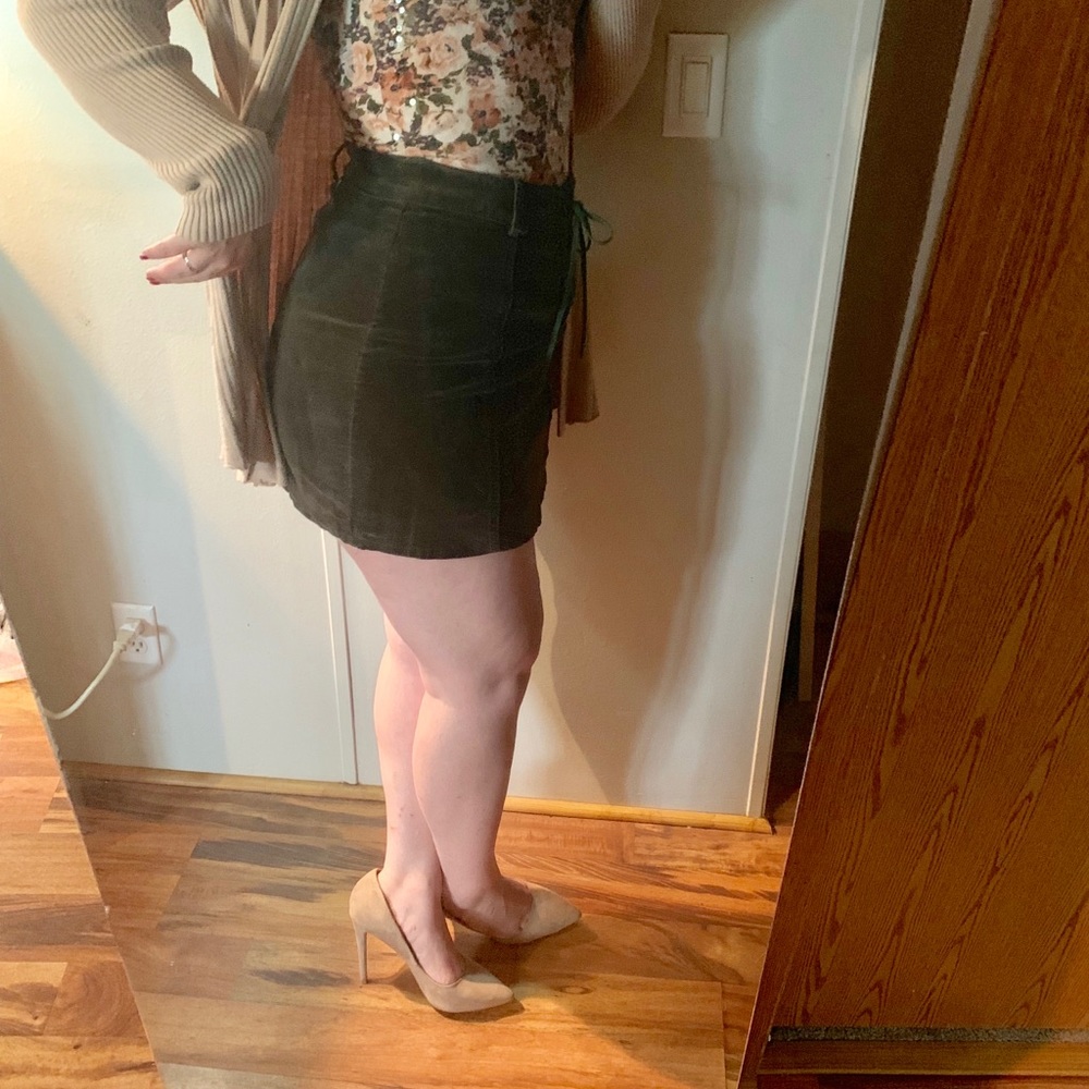 Forever 21 army green suede skirt with tie front - Picture 2 of 6